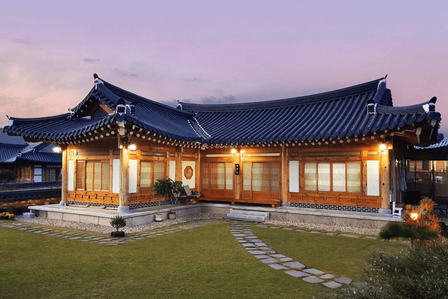 특별한 경험을 선사하는 한옥스테이: 전통과 현대의 조화 - 한국 살기 | 외국인을 위한 한국 생활 실전 가이드