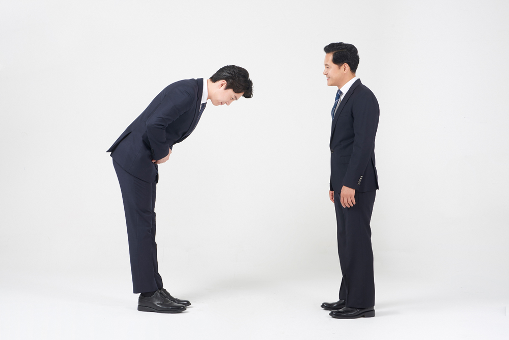 고개 숙여 인사